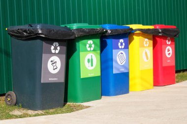 Ayrı çöp. Atık geri dönüşüm konsepti. Metal, cam, kağıt, organik, çöp için daha fazla işleme için plastik konteynerler. Yan görünüm