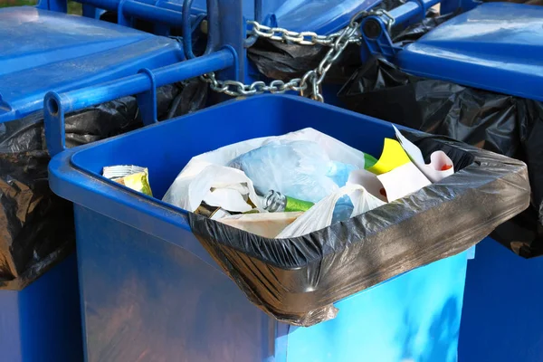 Dumpsters blauw vol met vuilnis. Vuilnis is stapel partijen dump. Vuilnis afval veel rommel dump. — Stockfoto