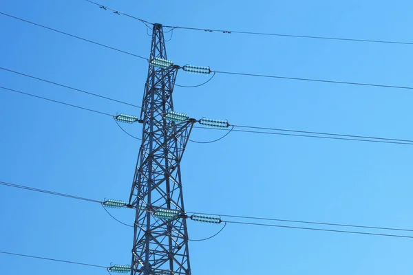 Електрична дріт електрична вежа. Високовольтний електричний полюс на фоні неба. Лінія передачі електроенергії . — стокове фото