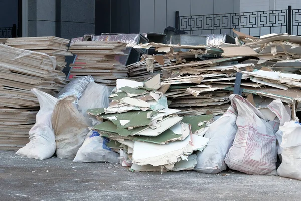 Lixo de construção após a reparação do apartamento. Remoção de detritos. Um monte de lixo. . — Fotografia de Stock