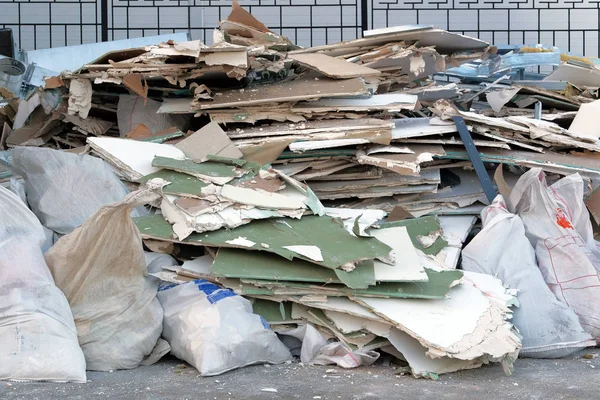 Pilha de lixo, contaminação ecológica com plástico e lixo de construção. Remoção de detritos. Lixo de lixo . — Fotografia de Stock