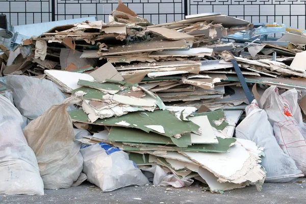 Çöp yığını, plastik ve inşaat çöpleriyle ekoloji kirliliği. Enkazın kaldırılması. Çöp yığını.