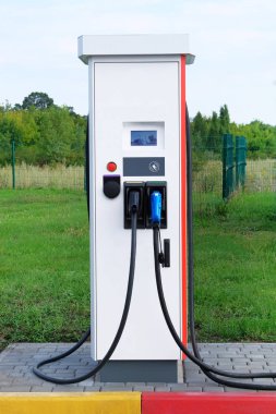 Elektrik şarj istasyonu. Çevre dostu ulaşım konsepti. Dikey görünüm.