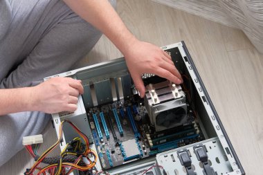 Servis elektroniği ve bilgisayar konsepti. Teknisyenin elleri bir bilgisayarı tamir ediyor. Donanım. Bilgisayar onarımı.
