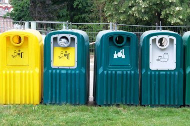 Atık geri dönüşüm konsepti. Metal, cam, kağıt, çöp daha fazla işleme için plastik için konteynerler. Ayrı çöp toplama.