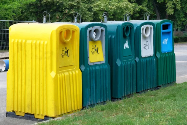 Afzonderlijke garbagecollection. Afvalrecycling concept. Containers voor metaal, glas, papier, kunststof voor verdere verwerking van afval. — Stockfoto