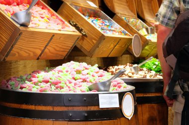 Tatlı dükkanı. Piyasada renkli lolipoplar. Renkli ekran mağazasında şeker tatlılar jöle.