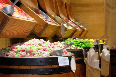 Ahşap raflarda mağaza parlak tatlı şekerler Çeşitli. Hediyelik eşya dükkanında ağırlıkla satılan tatlılar.