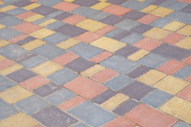 Varirenkli Kaldırım taşı, arka plan. Gün ışığında parkta yaya bölgesi. Kentsel çok renkli geçit.