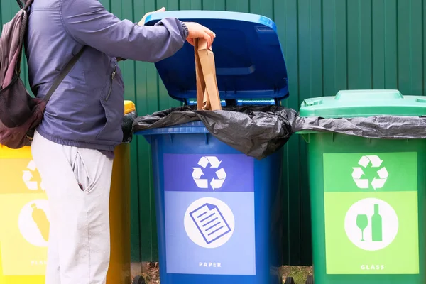 Geri dönüşüm için bir kap içine karton atın. Metal, cam, kağıt, organik, çöp daha fazla işleme için plastik için konteynerler. Ayrı çöp toplama.