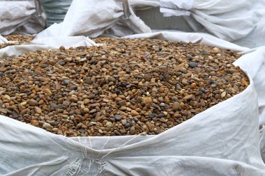 Kahverengi dekoratif doğal taşlar inşaat mağazasında satılmaktadır. İnşaat Malzemeleri. Dekorasyon ve inşaat için yapı malzemeleri.