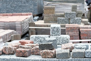Granit taşlar inşaat piyasasında satılmaktadır. İnşaat Malzemeleri. Dekorasyon ve inşaat için yapı malzemeleri. Yakın çekim.