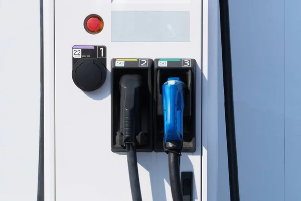 Elektrik şarj istasyonu. Çevre dostu ulaşım konsepti.