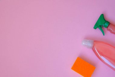 Temizlik hizmeti konsepti. Pembe arka plan üzerinde araçlarla ayarlayın. Düz döşeme temizleme aksesuarları, kopyalama alanı.