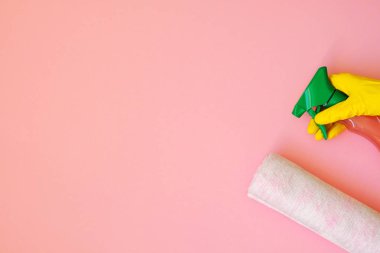 Ev işleri. Sprey bez ve deterjanlar ile sarı kauçuk koruyucu eldiven el, kopya alanı. Üstte görüntü.