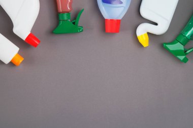 Temizlik hizmeti konsepti. Gri arka plan üzerinde araçlarla ayarlayın. Düz döşeme temizleme aksesuarları, kopyalama alanı.