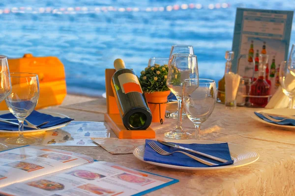 Weingläser Für Ein Festliches Ereignis Sommer Serviert Tisch Restaurant Festtagstisch — Stockfoto
