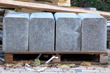 İnşaat Malzemeleri. Dekorasyon binaları ve kaldırım için yapı malzemeleri. Granit inşaat piyasasında satılmaktadır. Yakın çekim.