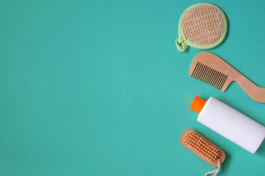 Mavi sarı arka plan üzerinde Kozmetik ürünler. Markalama maket konsepti için doğal güzellik ürünleri. Üst görünüm, kopyalama alanı.