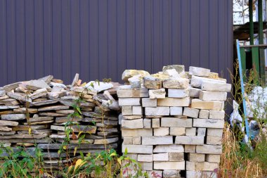 İnşaat malzemeleri. Konut inşaatı için inşaat malzemeleri. İnşaat alanında tuğla yığını.