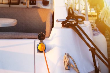 Deniz limanı arka planındaki teknelere elektrik vermek için elektrik prizleri. Hırvatistan 'da günbatımında limandaki gemilere elektrik dağıtımı yapılacak. Yatay çerçeve.