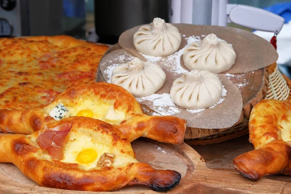 Khachapuri ve Khinkali sokak pazarında. Kafkaslar 'ın ulusal mutfağı. Geleneksel Gürcistan yemeği.