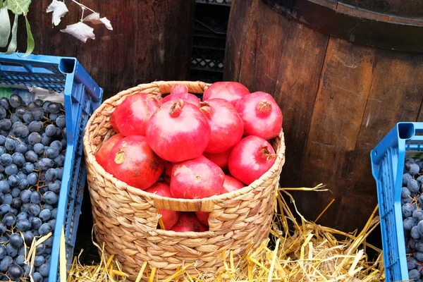 Granaatappel Wordt Lokale Markt Verkocht Rood Fruit Ligt Toonbank Nuttig — Stockfoto