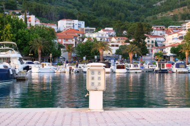 Deniz kıyısındaki iskelede elektrik prizleri. Akdeniz 'deki tekne ve yatlar için şarj istasyonu. Limandaki gemileri şarj etmek için elektrik prizleri.