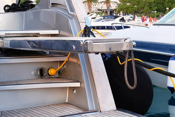 Akdeniz 'de deniz kıyısındaki tekne ve yatlarda şarj olmak için elektrik prizleri. Tekneler için şarj istasyonu. Yatay çerçeve.