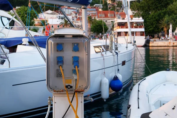 Akdeniz 'de deniz kıyısındaki teknelere elektrik vermek için elektrik prizleri. Tekneler için şarj istasyonu. Yatay çerçeve.