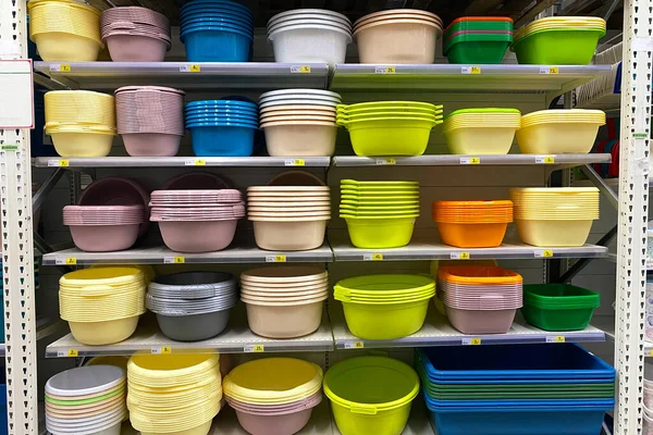 Raflarda renkli plastik sepetler, kaseler ve havzalarla alışveriş. Doğal malzemelerden yapılan yemeklere karşı yetersiz bir alternatif..