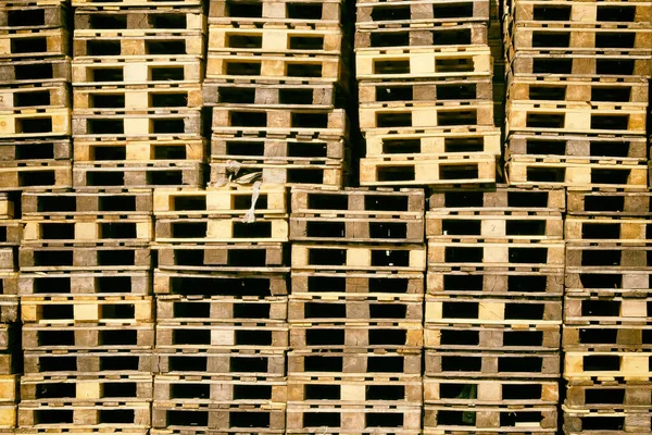 Pallets Background Stacks Brown Rough Wooden Pallets Warehouse Industrial Yard — Stockfoto