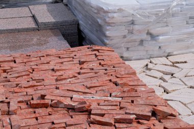 İnşaatta dekorasyon ve tasarım için fayanslar. İnşaat malzemeleri. İnşaat pazarında kırmızı taşlar satılır..