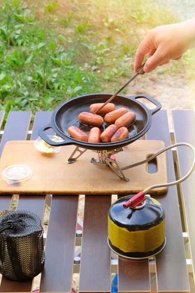 Eten Maken Camping Worstjes Pan Toeristisch Gas Brander Camper Bereidt — Stockfoto