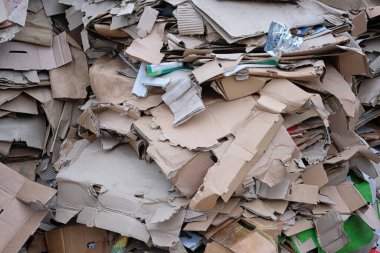 Geri dönüşüm için kağıt şehir çöpü. Karton ve atık kağıt toplanır ve geri dönüşüm için paketlenir. Yığılmış karton.
