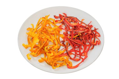 Beyaz arka planda izole edilmiş seramik tabakta kurutulmuş tatlı biber. Çeşitli tatlı biberler. Yolculuk için dondurulmuş sebze.