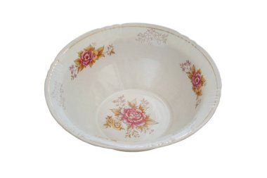 Porselen mutfak eşyaları. Beyaz arka planda izole edilmiş çiçek desenli bir plaka. Seramik tablo takımı. 