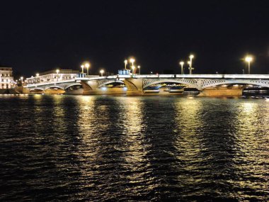 Saint-Petersburg nehirde köprüden gece