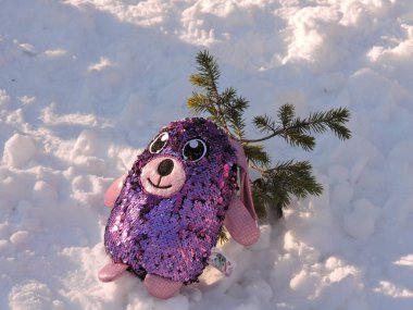 Noel ağacının yakınında sevimli parlak oyuncak