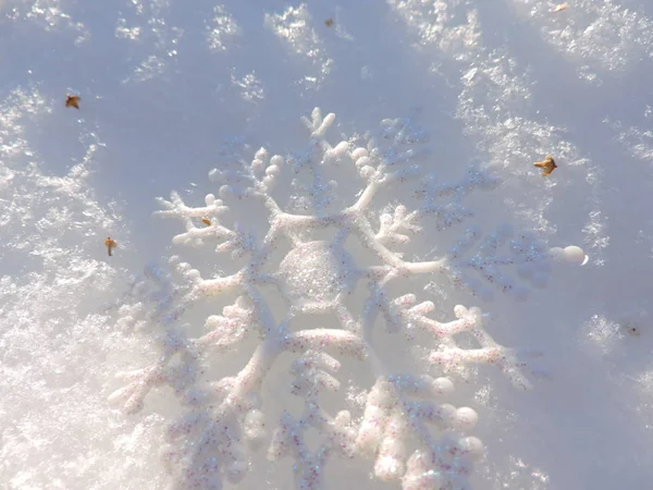 Красивая Декоративная Снежинка Природном Снегу — стоковое фото