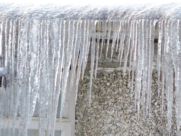 Λαμπερό Icicles Στη Στέγη — Φωτογραφία Αρχείου