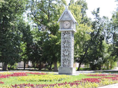 Yaz Meydanı'nda saat