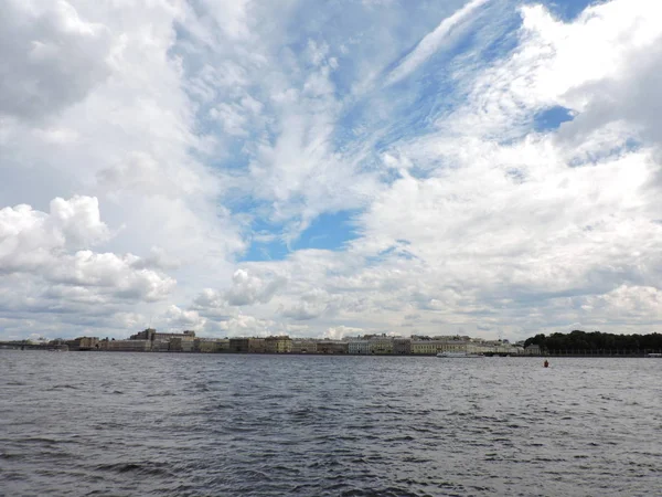 Vacker Blå Himmel Med Moln Över Floden — Stockfoto