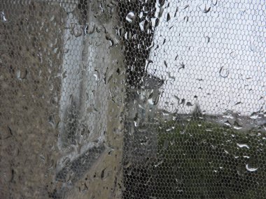 Pencereye yağmur damlaları