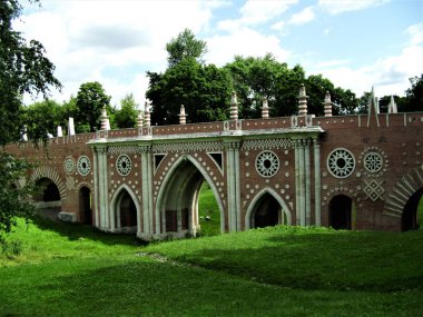 Parktaki taş köprü