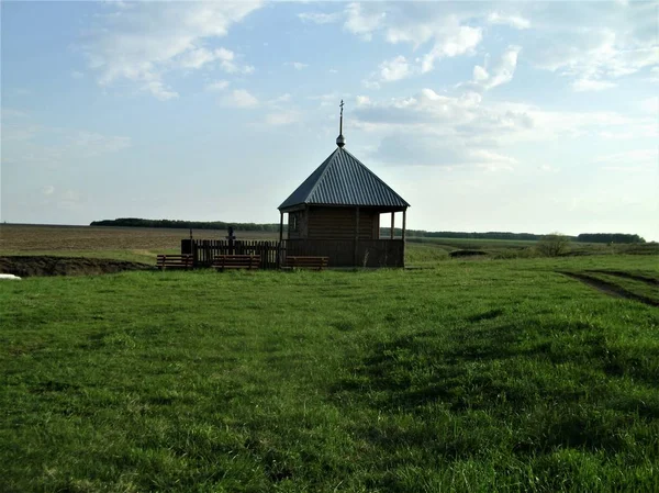 Chapelle Bois Dans Champ Printemps Russie — Photo