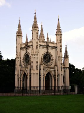 Yaz lık parktaki eski gotik capella manzarası, Saint-Petersburg