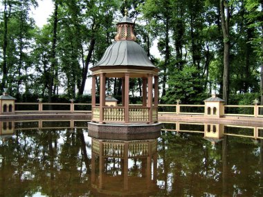 Gazebo yaz parkında gölet, Saint-Petersburg