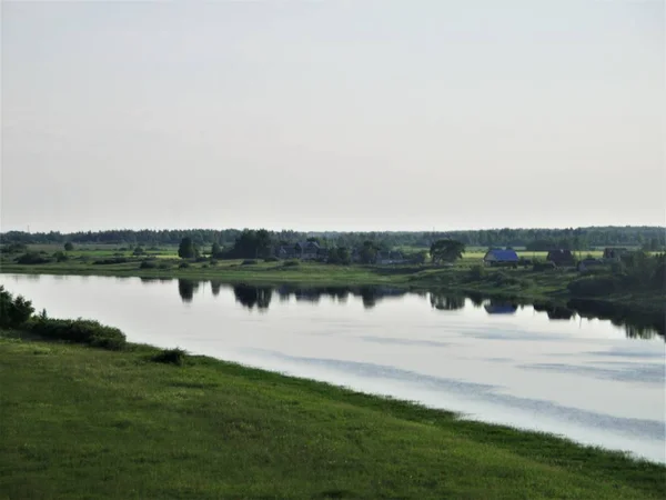 Utsikt Över Älven Och Byn Sommarkvällen Ryssland — Stockfoto