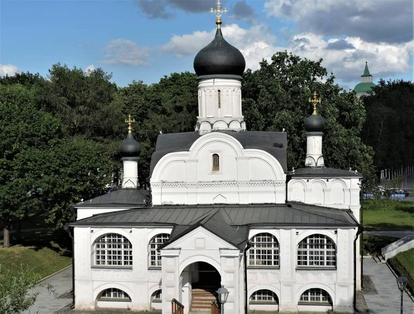 Parkta Antik Taş Kilise Moskova — Stok fotoğraf